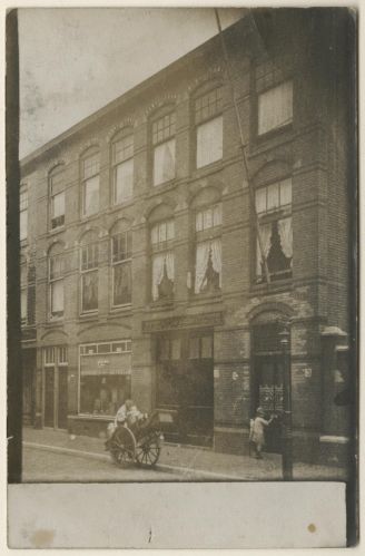 Boven- en benedenwoningen in de Vlietstraat rond 1920. Op nummer 5 werkte behanger en stoffeerder J.J. de Gelder. Identificatienummer 6.13186.