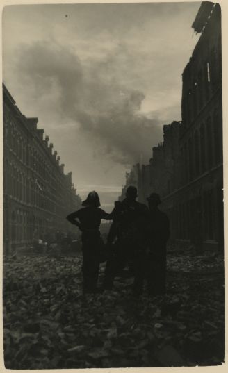 Brandweerlieden in de Franois Valentijnstraat kort na het bombardement van 3 maart 1945. Foto door onbekende fotograaf, identificatienummer 5.22733.
