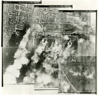 Rookwolken stijgen op uit het Bezuidenhout en van het Korte Voorhout. Montage van luchtfotos gemaakt door de Royal Air Force op 3 maart 1945, identificatienummer 7.00638