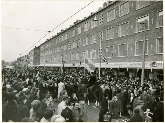 Opening van de winkelgalerij aan de Laan van Nieuw Oost-Indi op 17 november 1953, op de plaats van bij het bombardement op het Bezuidenhout verwoeste woonhuizen. Foto door Stokvis, identificatienummer 1.13723.